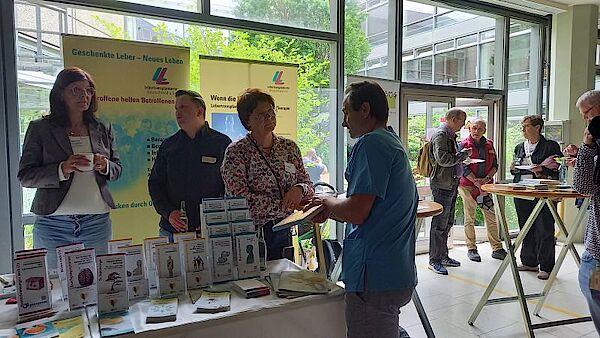 Corinna Glockenmeier und Christina Hülsmann am Infostand