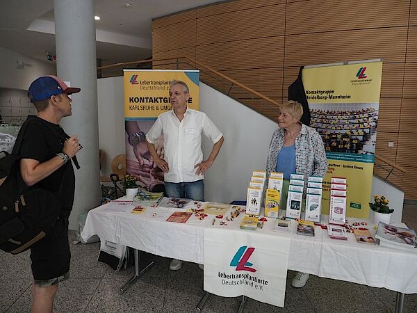 Ferdinand Geßler und Anja Jachmann am Infostand
