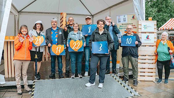 Die Vertreter:innen des Vereins mit ihren Geschenkten Jahren