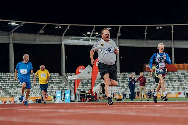 Sprintet zu Gold über 100m und 200m (70+) Peter Rode (YesVideograpy)