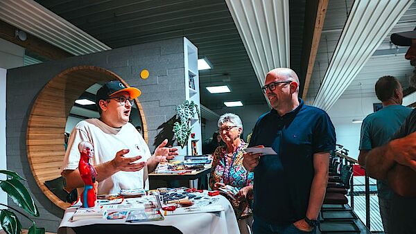 Andreas Müller (Kontaktgruppe Karlsruhe und Umgebung / LD e.V.) im Gespräch mit interessierten Besuchern