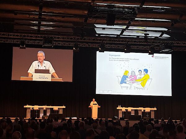 Ferdinand Franz Geßler bei der Präsentation des Vortrags „Organspende“ in der Schwarzwaldhalle in Karlsruhe