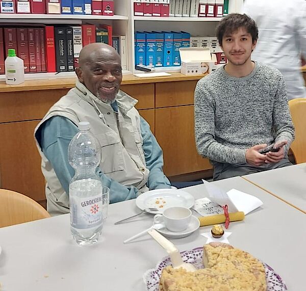 Hr. Kwandwo Demfeh und ein Werkstudent der Apotheke der Uniklinik Mainz