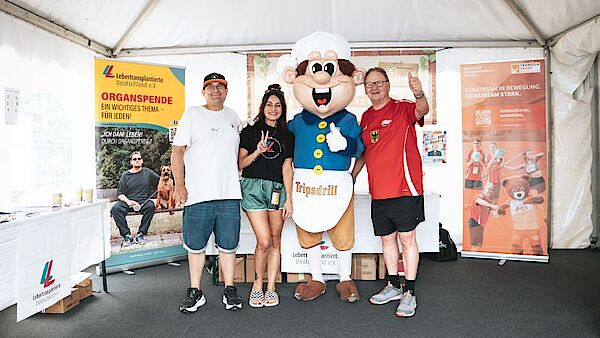 Andreas Müller, Sabrina Cavallaro und Peter Rode mit dem Maskottchen von Tripsdrill