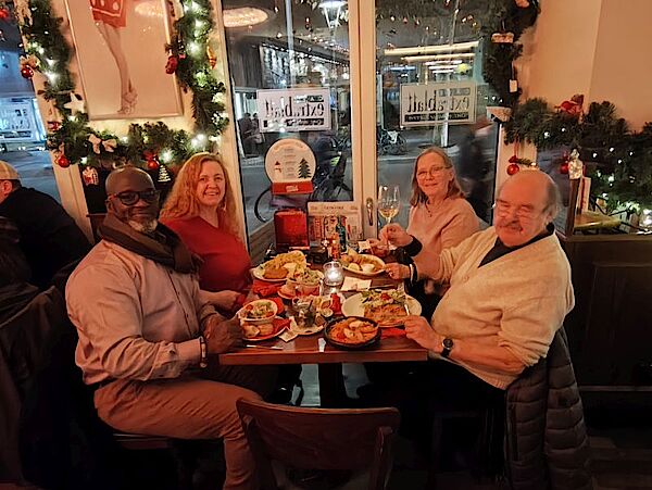 Im Lokal „Extrablatt am Schillerplatz in Mainz“ Lovelace Aryeequaye, Elke Aryeequaye, Sylvia Ohm und Ehemann Jupp Ohm (von links nach rechts)
