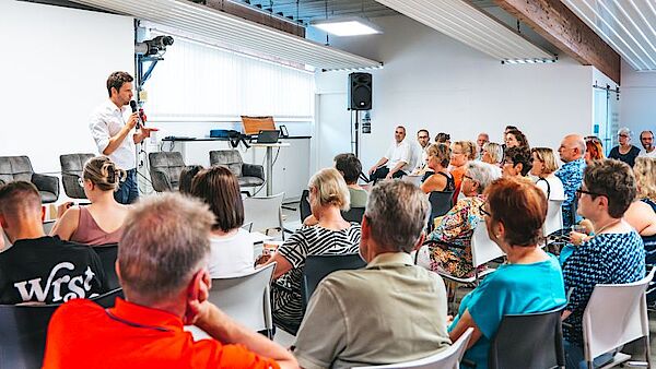 Sebastian Hauff eröffnet den gut besuchten Themenabend