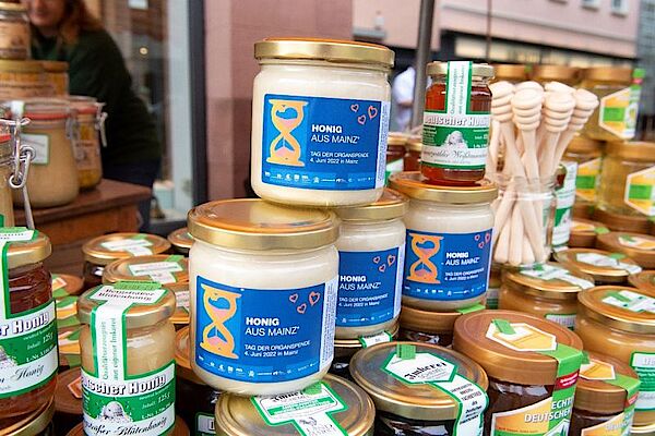 Zur Erinnerung an den Tag gab es auf dem Mainzer Wochenmarkt ein Glas Honig mit speziellem Etikett