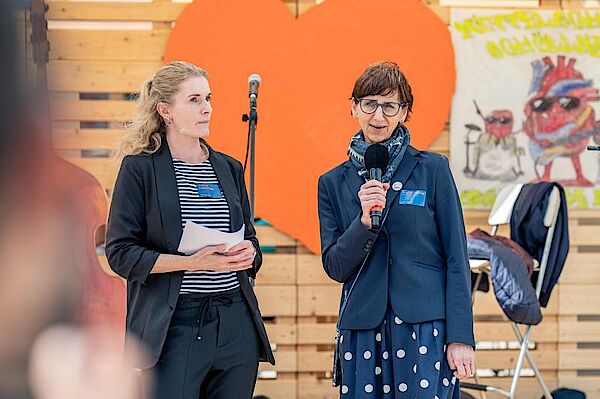 Moderatorin Marina Gottschalk und Brigitte Herzog