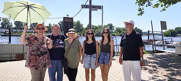 Mitglieder der Kontaktgruppe Mainz / Wiesbaden (von links: Elke Aryeequaye, Jürgen Mitscher mit seiner Schwester, Susan Beck mit Tochter und Reinhard Georgi)