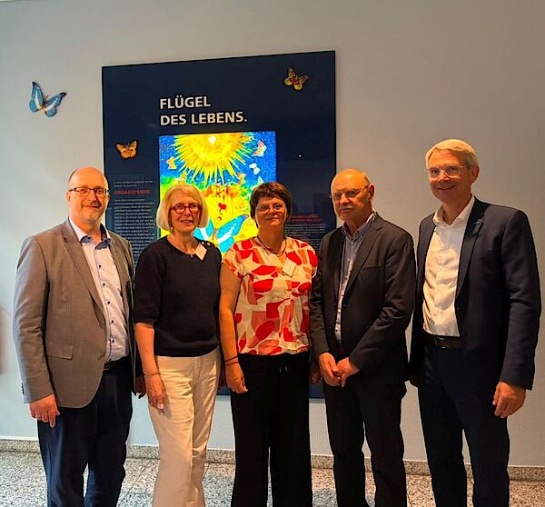Dr. Christian Brandtner (geschäftsführender Arzt der DSO-Region NRW), Rita Schlink (LD), Christina Hülsmann (LD), Dr. Freidhelm Bach (Transplantationsbeauftragter EvKB). Dr. Matthias Ernst (Geschäftsführer EvKB)